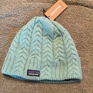 NWT women’s Patagonia cable knit hat